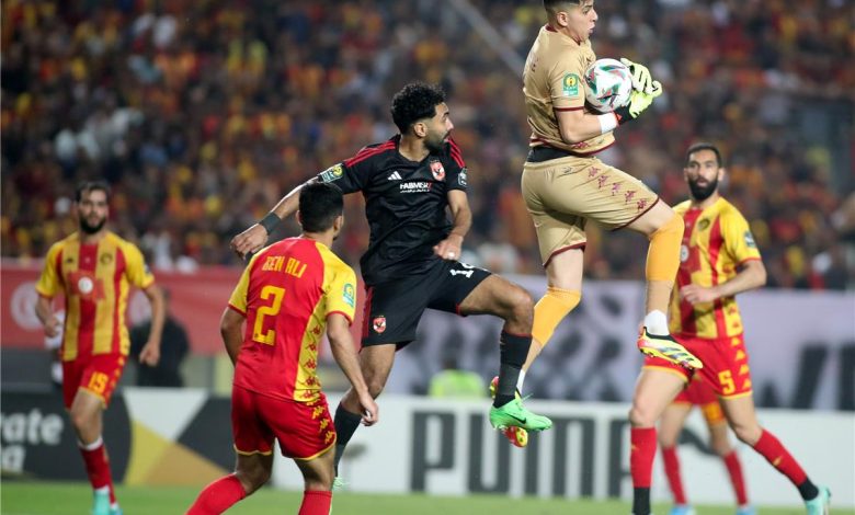 الأهلي والترجي بحسب موقع أوردته نسمة سبورت، أسند كاف إدارة مباراة الذهاب إلى الحكم السنغالي عيسى سي، فيما يتولى الموريتاني أحمد امتياز مهمة حكم تقنية الفيديو (VAR)، ويعاونه الأنغولي جيلسون دوس سانتوس. وفي مواجهة الإياب بالقاهرة، تقرر تعيين الحكم المغربي جلال جيد لإدارة اللقاء، على أن يعاونه مواطنه حمزة الفارق، بينما تتولى الرواندية سليمة موكونسانغا مسؤولية غرفة تقنية الفيديو. يُذكر أن المتأهل من مواجهة الأهلي والترجي سيضرب موعدًا في الدور نصف النهائي مع الفائز من لقاء ماميلودي صن داونز والملعب المالي. وكان الأهلي قد حجز بطاقة التأهل إلى ربع النهائي بعدما تصدر المجموعة الثانية، في حين صعد الترجي إلى الدور ذاته بعدما حل وصيفًا للمجموعة الرابعة. وشهدت القرعة التي أُجريت يوم 17 فبراير وقوع الأهلي والترجي في مواجهة مباشرة، لتتجدد واحدة من أبرز قمم الكرة الإفريقية في الأدوار الإقصائية من البطولة. ومن المقرر أن تُقام مباراة الذهاب بين الفريقين في تونس، يوم 15 مارس، في تمام الساعة الحادية عشرة مساءً بتوقيت القاهرة، والعاشرة مساءً بتوقيت تونس، على ملعب ملعب رادس. أما لقاء الإياب، فيُقام يوم 21 مارس على أرضية استاد القاهرة الدولي، في تمام الساعة العاشرة مساءً بتوقيت القاهرة، والتاسعة مساءً بتوقيت تونس.